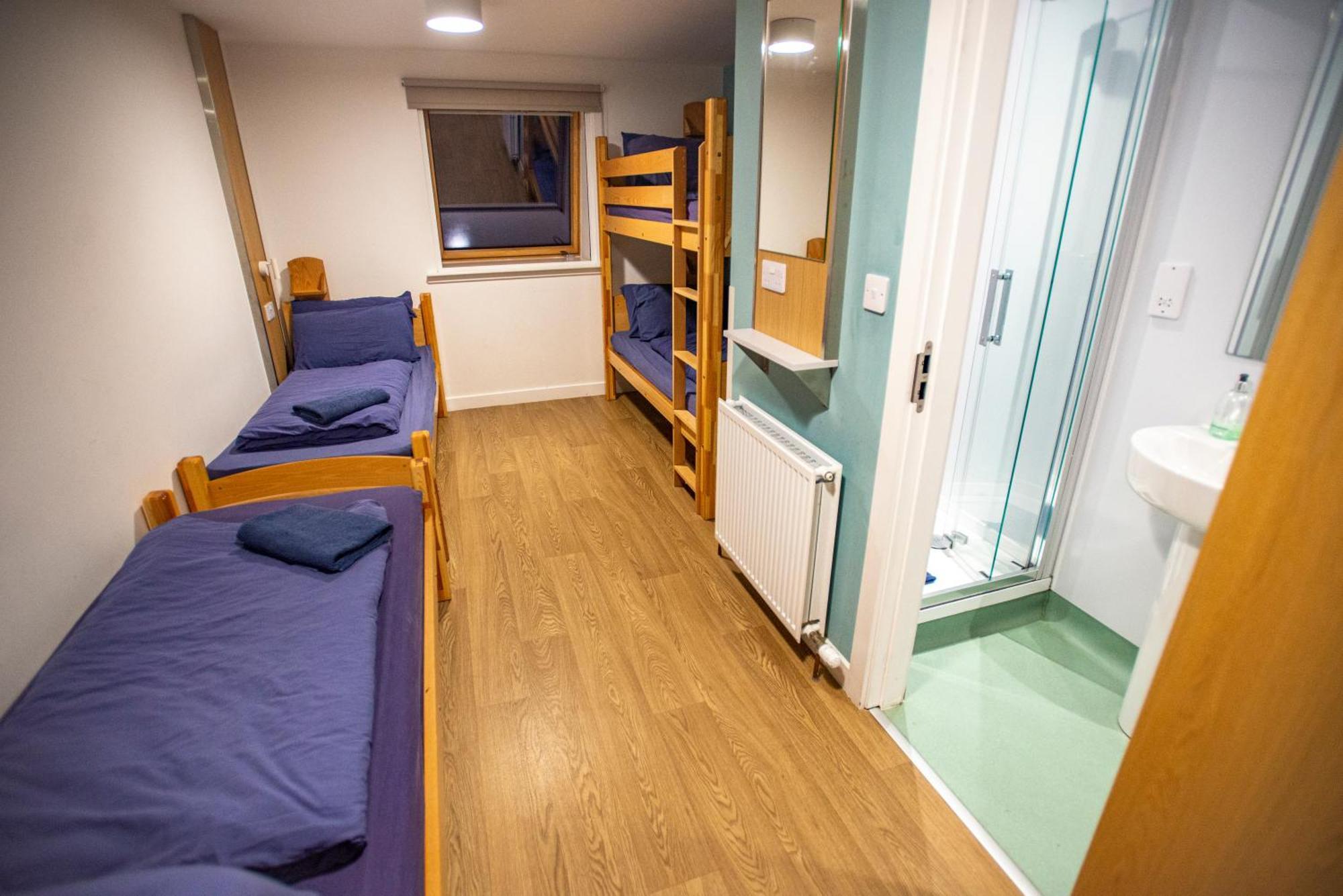 Glen Nevis Youth Hostel Fort William Esterno foto A typical room at the hostel