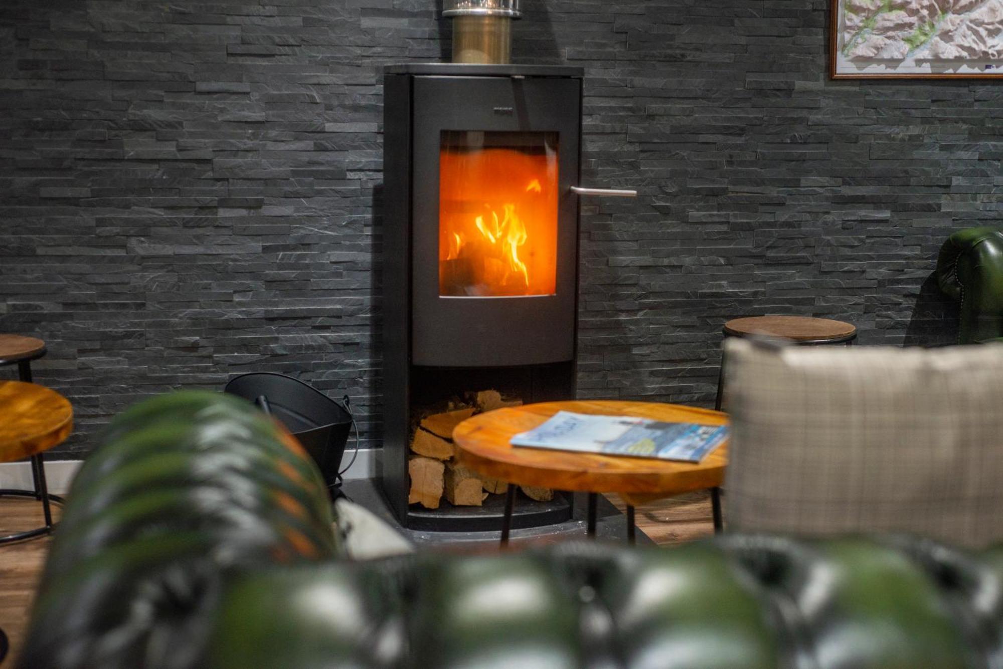 Glen Nevis Youth Hostel Fort William Esterno foto A wood burning stove