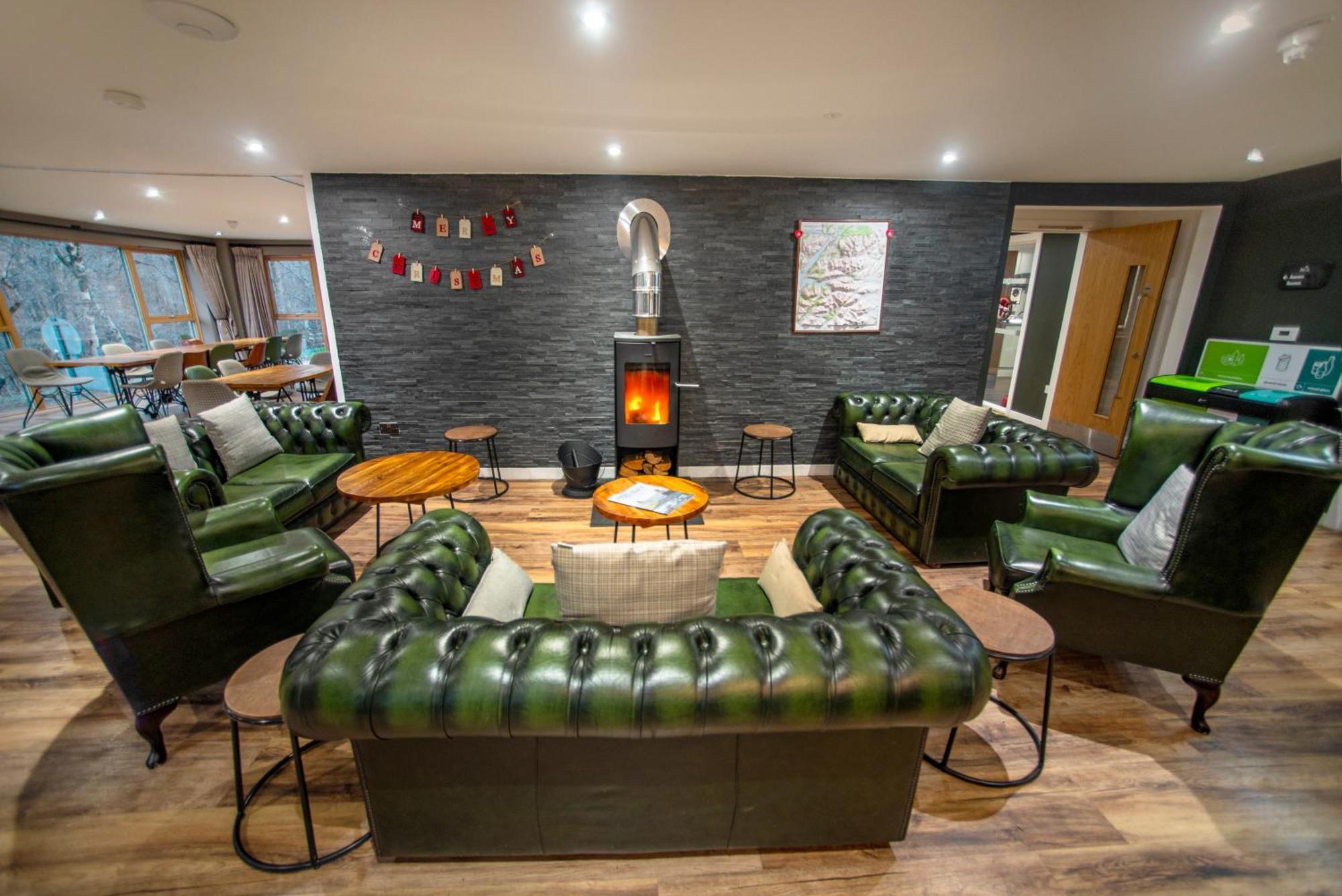 Glen Nevis Youth Hostel Fort William Esterno foto The lounge at the station