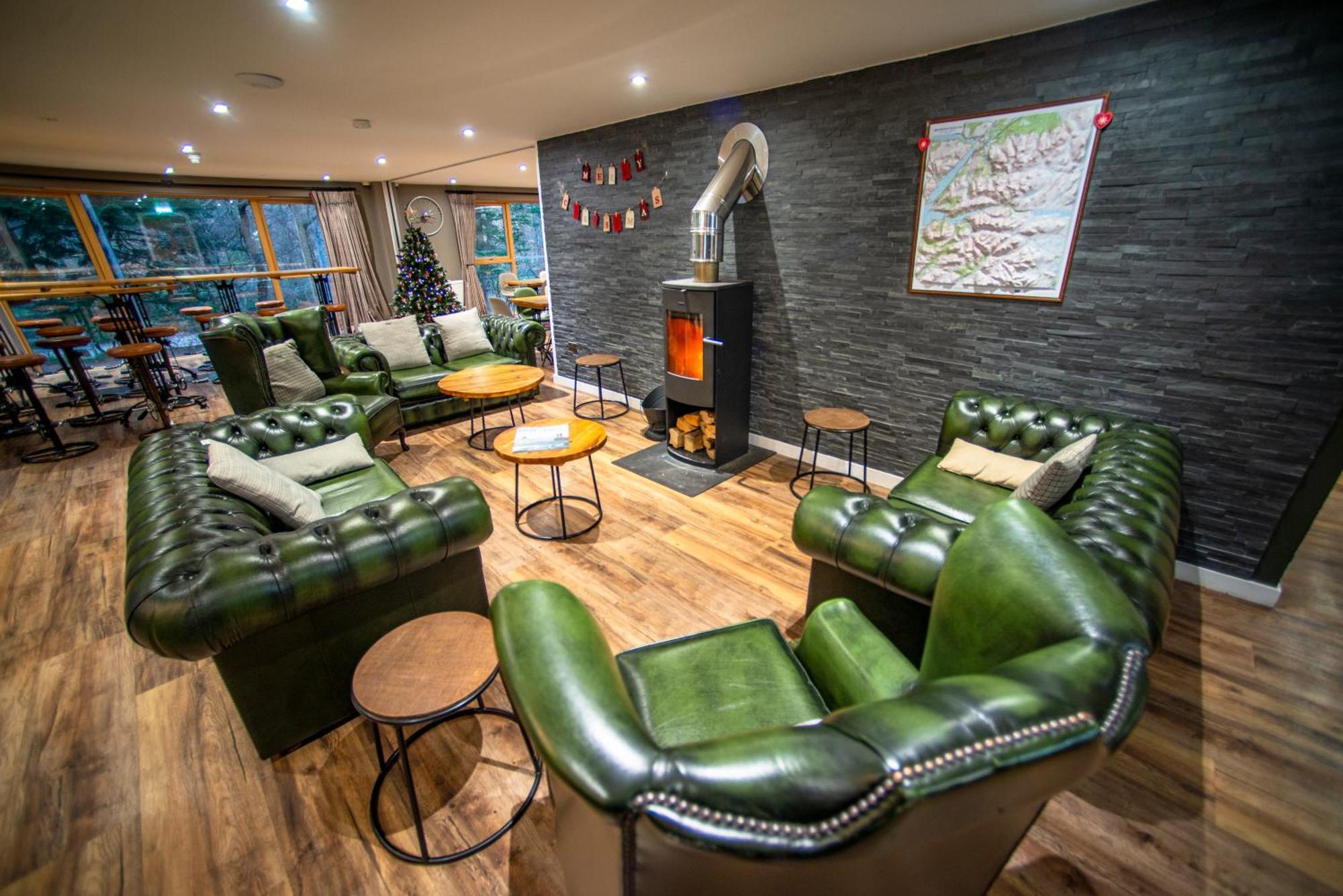 Glen Nevis Youth Hostel Fort William Esterno foto The lounge at the station