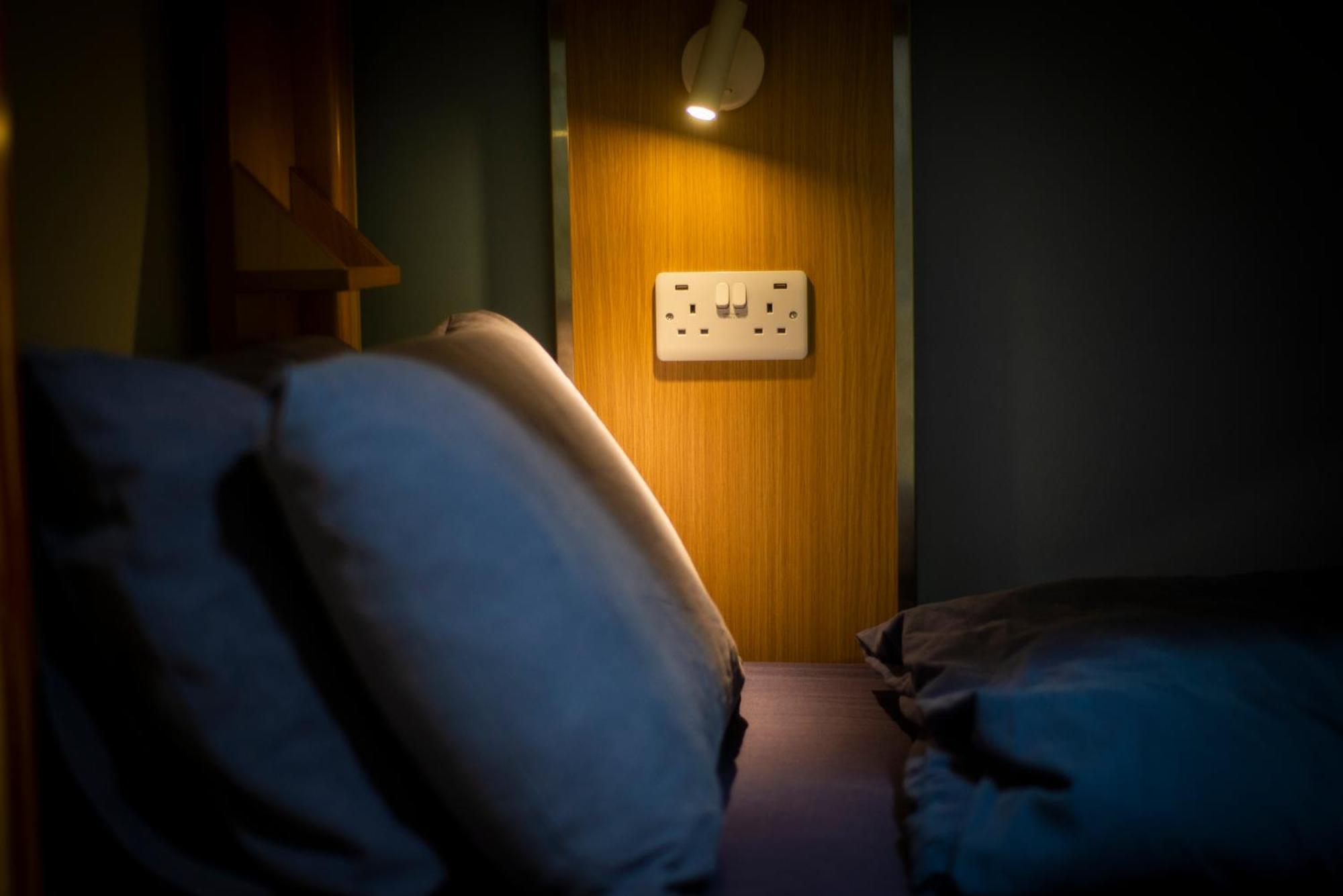 Glen Nevis Youth Hostel Fort William Esterno foto A bedroom at the hostel