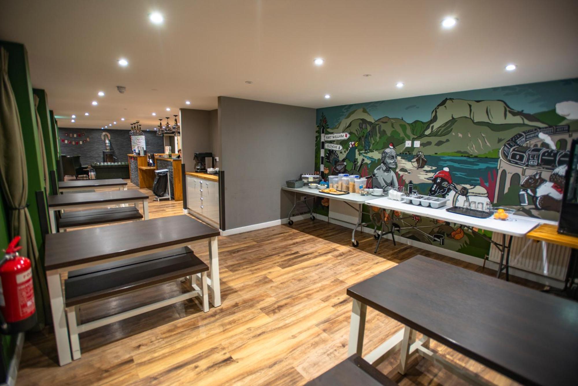Glen Nevis Youth Hostel Fort William Esterno foto The interior of a Costa Coffee shop