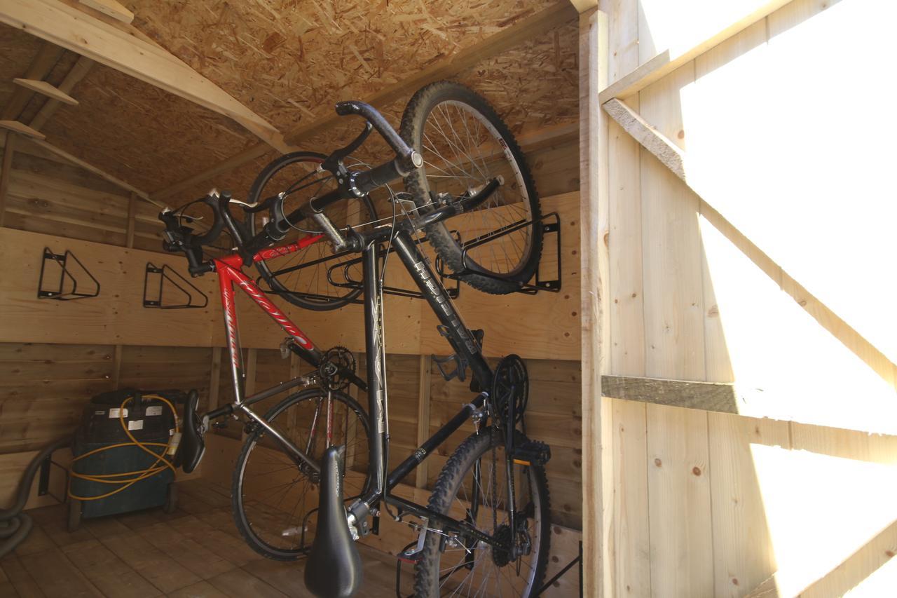 Glen Nevis Youth Hostel Fort William Esterno foto A bicycle shed
